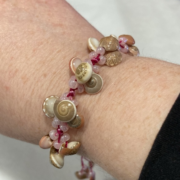 NWOT - Fuschia Pink Seashell Beaded Bracelet With Triple Adjustable String Cord - Picture 5 of 11